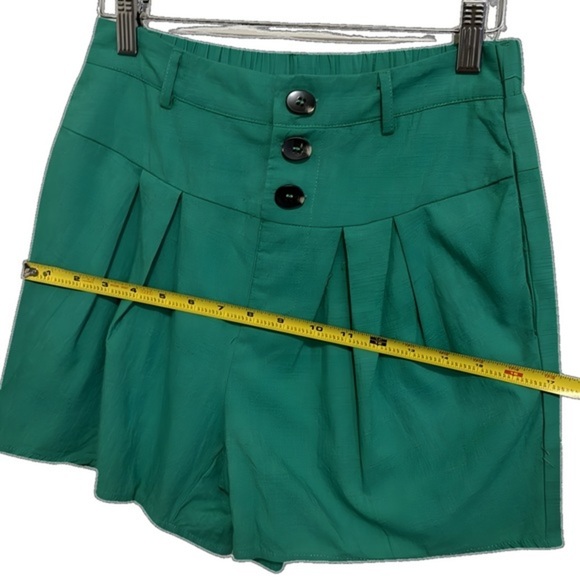 Small Size Women's Green Shorts‎ - Picture 9 of 9